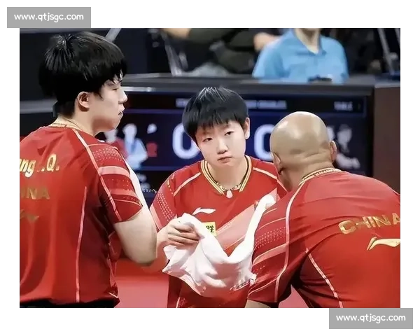 国乒暂停名场面：孙颖莎训教练，樊振东边吃香蕉边战术