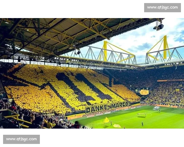 乐山球迷太会了!TIFO 映大佛,呐喊震球场 乐山球迷太会了!TIFO 映大佛,呐喊震球场