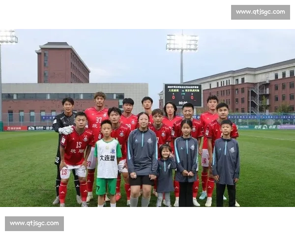 暖阳照看台!泰山 31 海港,三万球迷享足球盛宴 暖阳照看台!泰山 31 海港,三万球迷享足球盛宴